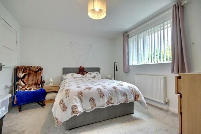 3 Bedroom End Of Terrace House For Sale In Milton Road, Cowplain, Waterlooville, PO8