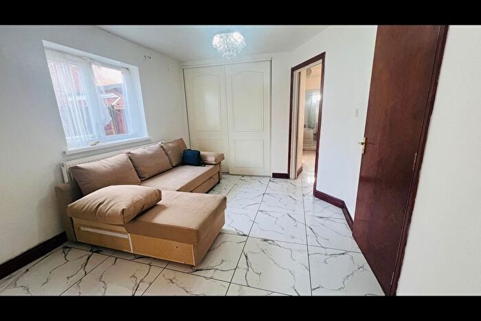 6 Bedroom Detached House To Rent In Dunsmore Road, Luton, LU1