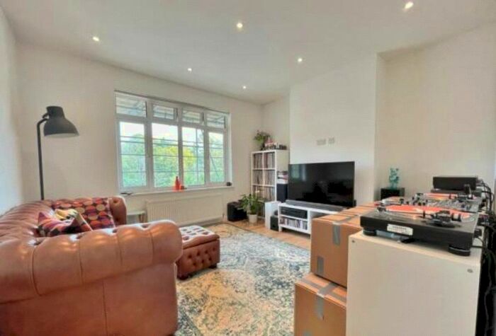 2 Bedroom Flat To Rent In Risborough Close, Muswell Hill, London, N10