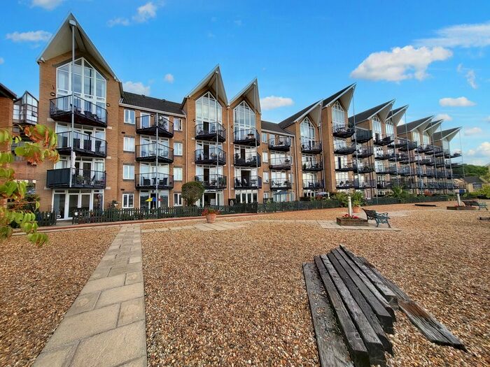 2 Bedroom Flat To Rent In The Esplanade, Rochester, Kent., ME1