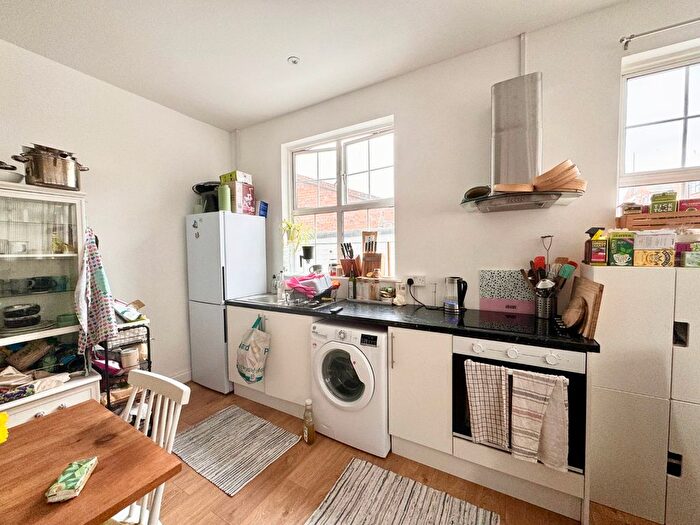 Studio To Rent In Vale Road, London, N4