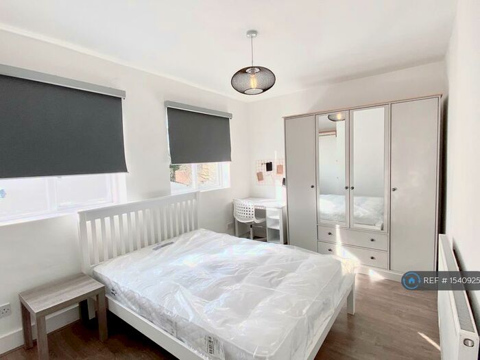 3 Bedroom Terraced House To Rent In King George Avenue, London, E16