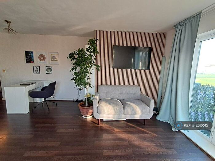 2 Bedroom Flat To Rent In Blackthorn Road, Ilford, IG1