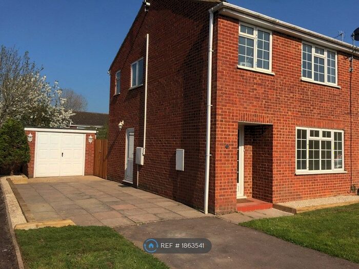 4 Bedroom Semi-Detached House To Rent In Otters Brook, Buckingham, MK18