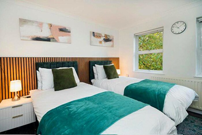 2 Bedroom End Of Terrace House To Rent In Caldecott Way, Clapton, London, E5