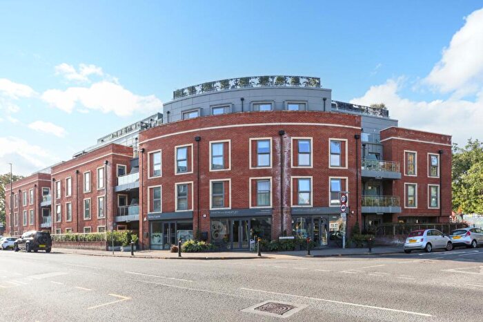 2 Bedroom Apartment For Sale In Queens Road, Weybridge, Surrey, KT13