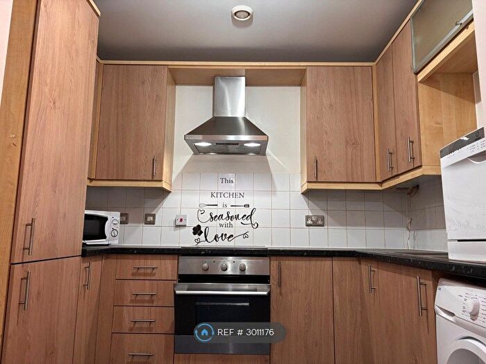 2 Bedroom Flat To Rent In Grove Crescent Road, London, E15