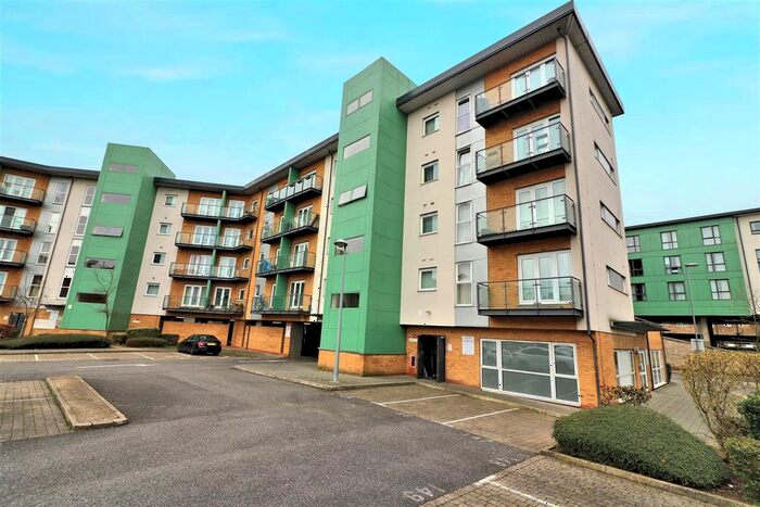 2 Bedroom Flat To Rent In Parkhouse Court, Hatfield, AL10