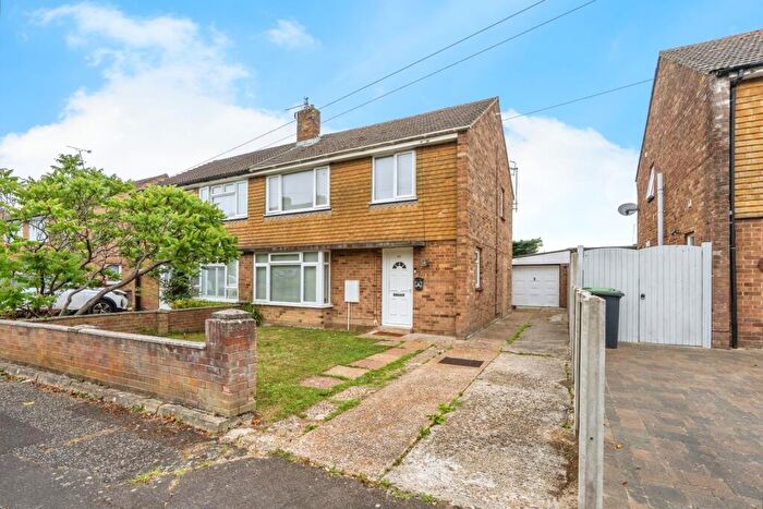 3 Bedroom Semi-Detached House For Sale In Tennyson Crescent, Waterlooville, Hampshire, PO7