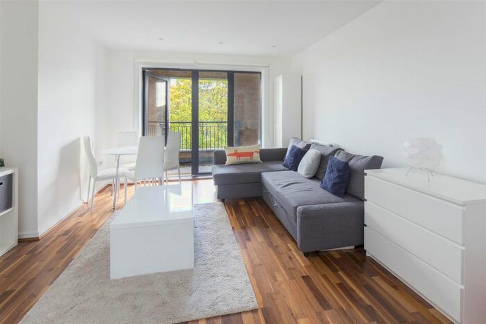 1 Bedroom Flat To Rent In Penrose Court, Balham, SW12