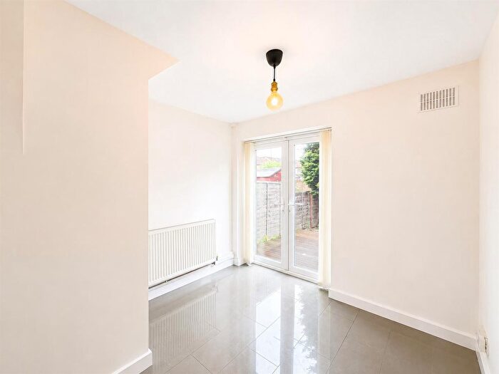 3 Bedroom Semi Detached House To Rent In Cobham Road, Hounslow, TW5