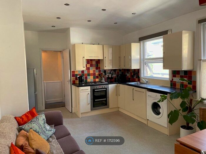 2 Bedroom Maisonette To Rent In Fountain Road, Tooting, SW17