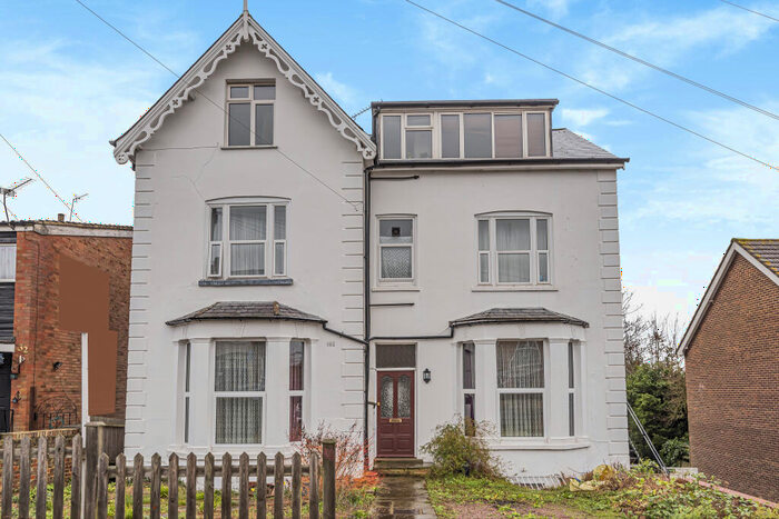 2 Bedroom Apartment For Sale In King Edward Road, Barnet, EN5