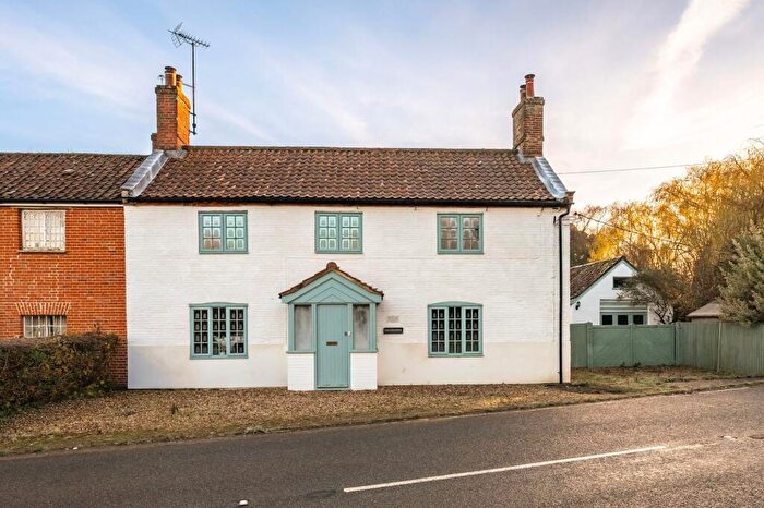 4 Bedroom Cottage For Sale In Fakenham Road, East Bilney, NR20