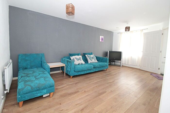 3 Bedroom Semi-Detached House To Rent In Kingfisher Close, Coventry, West Midlands, CV2