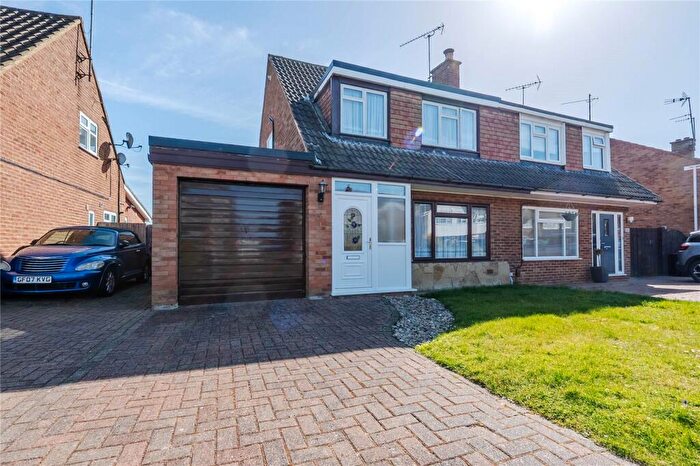 3 Bedroom Semi-Detached House For Sale In South Lawne, Bletchley, MK3