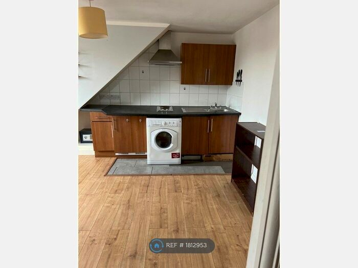 Studio To Rent In Great West Road, Hounslow, TW5