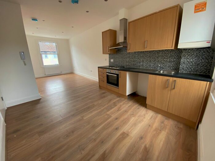 3 Bedroom Flat To Rent In Boston Road, Hanwell, W7