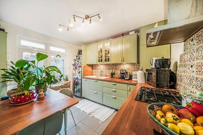 1 Bedroom Flat For Sale In Chapter Road, Willesden Green, London, NW2