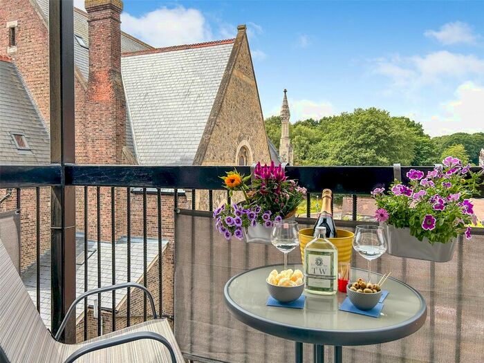 2 Bedroom Flat To Rent In High Street, Tunbridge Wells, Kent, TN1