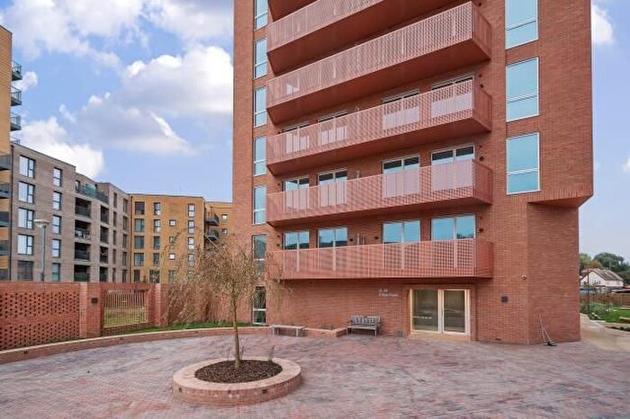 1 Bedroom Flat To Rent In New Road Triangle, Feltham, TW14