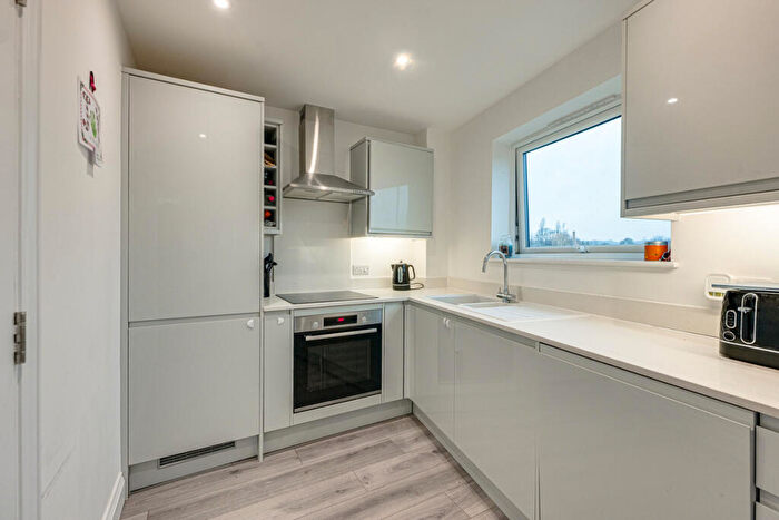 2 Bedroom Apartment For Sale In Rayleigh Road, Leigh-on-sea, SS9