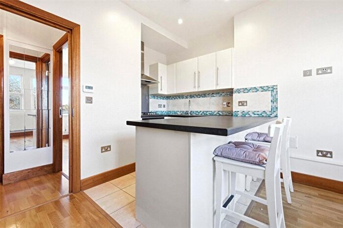 1 Bedroom Apartment To Rent In Queens Parade, Harringey, London, N8