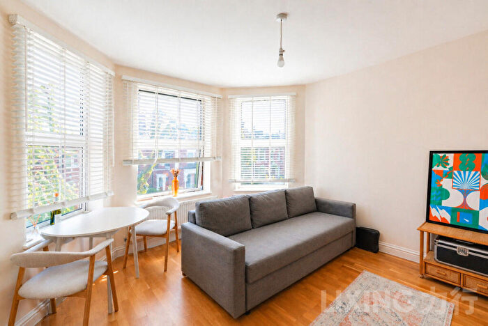 1 Bedroom Apartment For Sale In Stapleton Hall Road, Harringay, N4