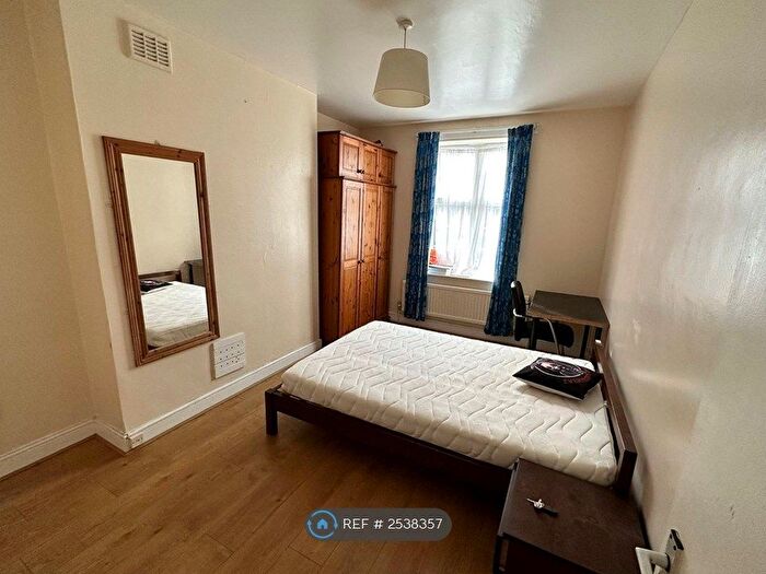 3 Bedroom Flat To Rent In Brook House, London, NW1