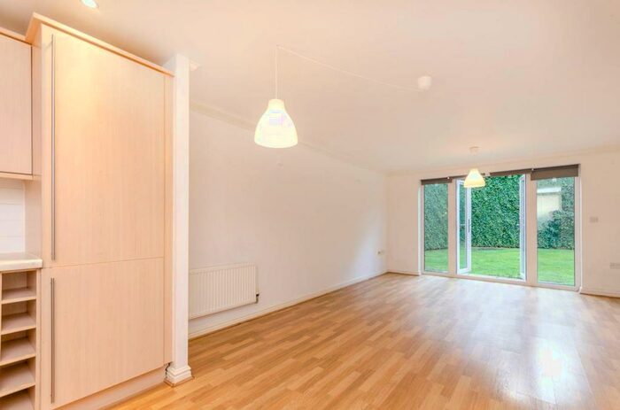 2 Bedroom Flat To Rent In Kings Road, Haslemere, , Haslemere, GU27