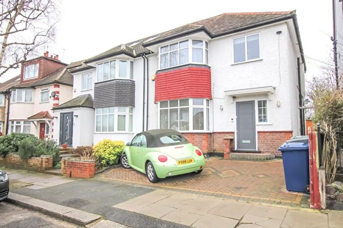 3 Bedroom House For Sale In Park View Gardens, Hendon, NW4