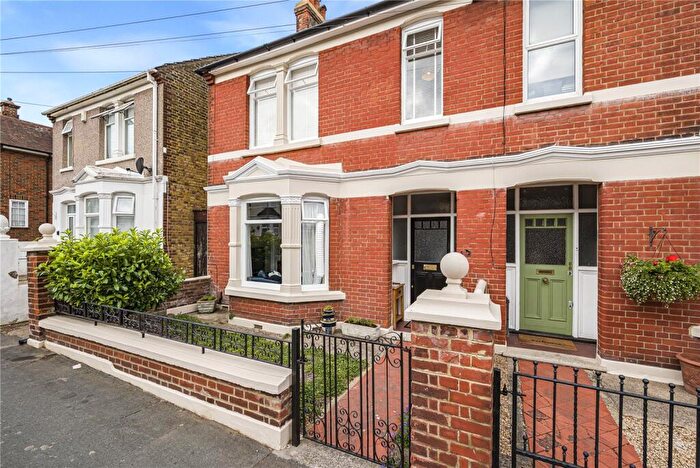3 Bedroom Semi-Detached House For Sale In Cleave Road, Gillingham, Kent, ME7