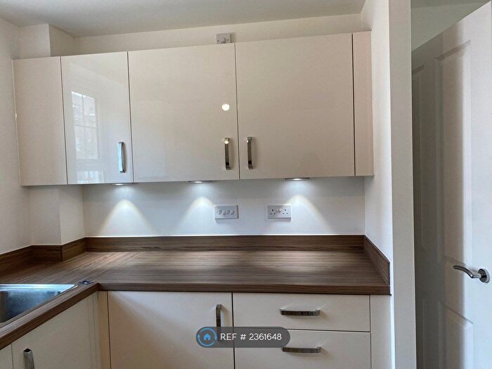 2 Bedroom Flat To Rent In Shaw Road, Newbury, RG14