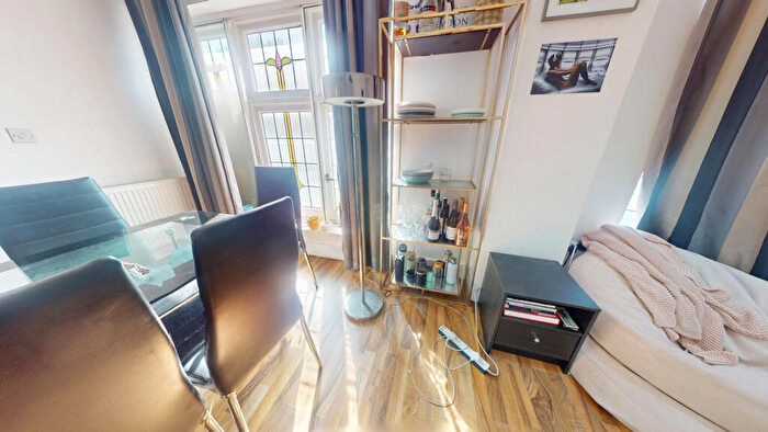 3 Bedroom Flat To Rent In - Cambridge Heath Road, London, E1