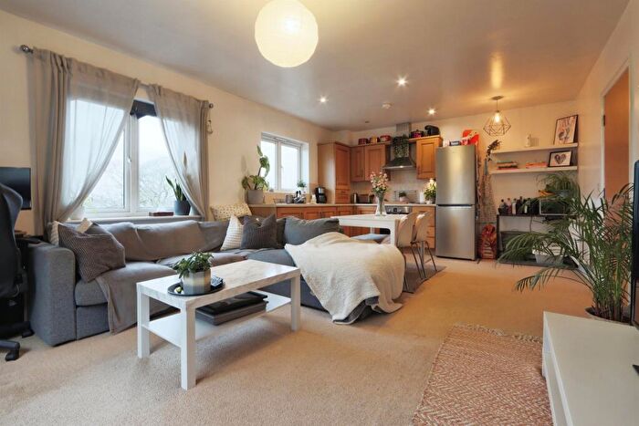 1 Bedroom Flat For Sale In Ash Court, Leeds, LS14
