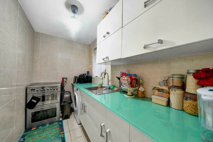 Flat To Rent In Frederick Road, London, SE17