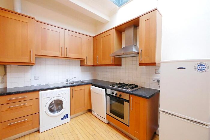 2 Bedroom Flat To Rent In Green Lanes, Palmers Green, N13