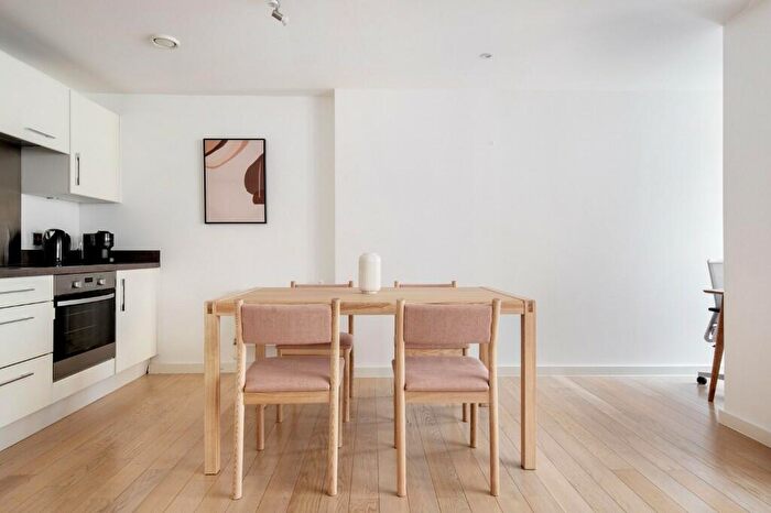 2 Bedroom Apartment To Rent In Britannia Walk, London, N1