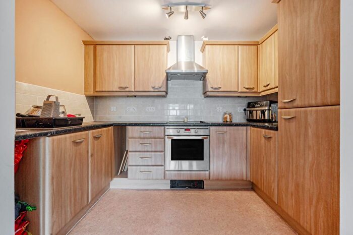 2 Bedroom Flat To Rent In Thornhill Close, Carterton, OX18