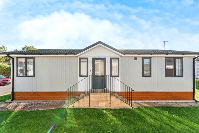 2 Bedroom Mobile/park Home For Sale In Constable Close, Cottenham, Cambridge, CB24