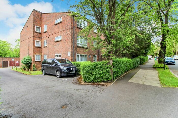 2 Bedroom Flat To Rent In Lime Tree Court, The Avenue, Hatch End, Pinner, HA5
