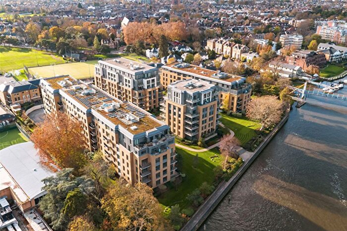 2 Bedroom Flat To Rent In Pinewood Gardens, Teddington, TW11