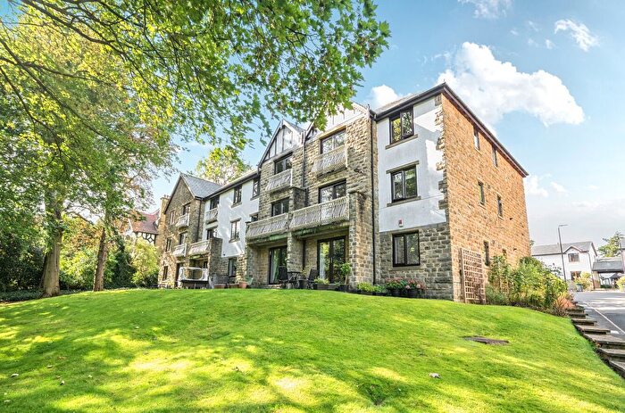 2 Bedroom Flat For Sale In Oakhampton Court, Park Avenue, Roundhay, Leeds, LS8