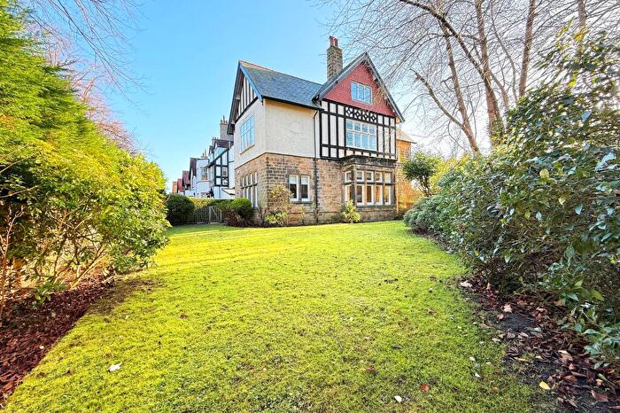 3 Bedroom Flat For Sale In Flat, Langcliffe Avenue, Harrogate, HG2