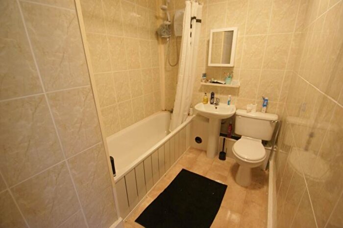3 Bedroom Flat To Rent In Otley Road, Headingley, Leeds, LS16