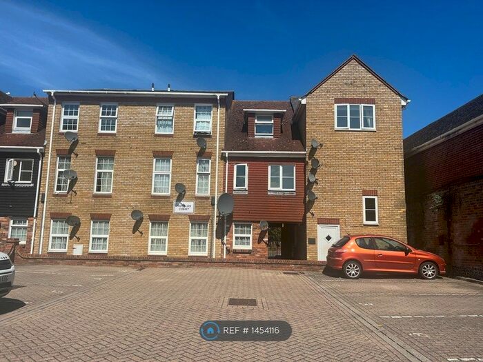 2 Bedroom Flat To Rent In East Street, Sittingbourne, ME10