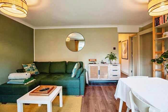 2 Bedroom Flat To Rent In Salisbury Close, Walworth, SE17