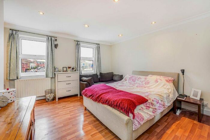 3 Bedroom Flat To Rent In Kingston Road, London, SW19