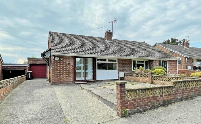3 Bedroom Bungalow To Rent In Carisbrooke Gardens, Yeovil, BA20
