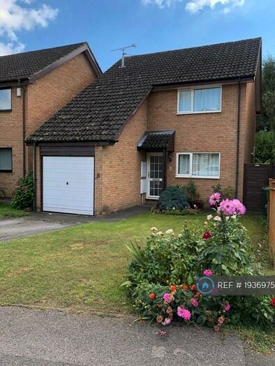 3 Bedroom Detached House To Rent In Carston Grove, Calcot, Reading, RG31